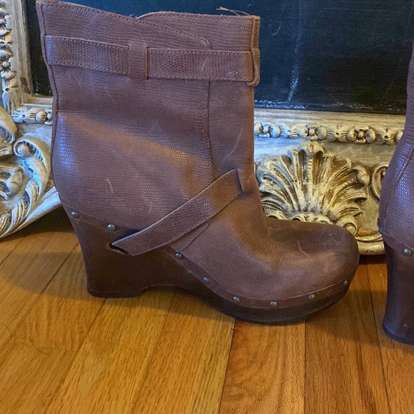 pair of Ugg boots - Picture 2 of 8